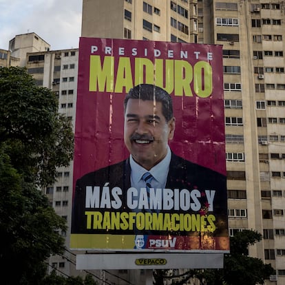 AME4327. CARACAS (VENEZUELA), 24/07/2024.- Fotografía de un cartel con propaganda por el presidente de Venezuela y candidato a la reelección, Nicolás Maduro, el 16 de julio del 2024, en Caracas (Venezuela). El chavismo, que gobierna Venezuela desde 1999, opera bajo la consigna de eternizarse en el poder con Nicolás Maduro al mando, especialmente cuando se acercan elecciones presidenciales como las del próximo domingo, y endurece su discurso con descalificaciones hacia los opositores y promesas repetidas de proyectos que fueron incumplidas en el pasado. EFE/ Miguel Gutiérrez
