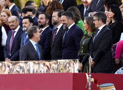 El presidente del PP, Alberto Núñez Feijóo, conversa con el líder de VOX, Santiago Abascal, durante el acto solemne de homenaje a la bandera nacional y desfile militar en el Día de la Hispanidad, a 12 de octubre de 2022, en Madrid (España). Los actos por el Día de la Fiesta de la Hispanidad comienzan con el izado de la Bandera Nacional y el homenaje a los que dieron su vida por España, al que siguen los desfiles aéreo y terrestre de distintas unidades en los que participan más de 4.000 militares, 150 vehículos y cerca de 220 caballos, a los que se suman 84 aeronaves. La tribuna presidida por los Reyes se encuentra en la plaza de Lima y este año la princesa Leonor no asiste al desfile al encontrarse estudiando en Gales. ‘Todos trabajamos por un fin común’ es el lema que el Ministerio de Defensa ha elegido para los actos de este año por la Fiesta Nacional.
12 OCTUBRE 2022;FIESTA NACIONAL;4.000 MILITARES;DESFILE;FIESTA DE ESPAÑA;ESPAÑA;DESFILE;MILITARES
Eduardo Parra / Europa Press
12/10/2022