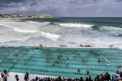 Los tiburones australianos de Aussie calientan para el partido contra un equipo internacional, en los icónicos iceberg de Bondi en Sydney, Australia.