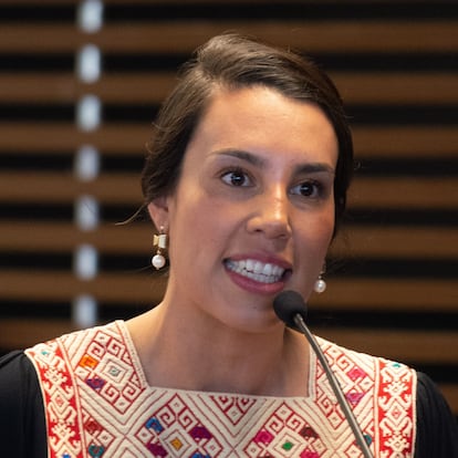 Josefina Rodríguez Zamora, secretaria de Turismo de Tlaxcala, durante el anuncio de la elaboración de "El Tapete de Aserrín Más Largo del Mundo", el cual buscará romper el récord guinness con una distancia de seis kilómetros en donde participarán más de 2 mil personas.