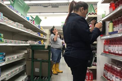 Clientes compran en una farmacia en Caracas.