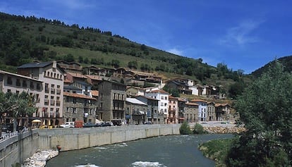 <b>Martinet de Cerdanya.</b> El municipi es coneix com a Montellà i Martinet i es troba al mig del Parc Natural del Cadí Moixeró a la comarca de la Cerdanya i a pocs quilòmetres de la Seu d’Urgell. A part de la seva riquesa natural destaca pel Parc dels Búnquers de Martinet, on es poden visitar alguns dels búnquers construïts a la línia defensiva dels Pirineus, que anava des del cap de Creus fins al País Basc, durant els anys quaranta pel règim franquista. La Cerdanya es considerava un punt estratègic i, avui dia ho continua sent per la seva atracció turística.