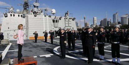 La ministra española de Defensa, María Dolores de Cospedal, en una visita a una fragata española desplegada en Australia.