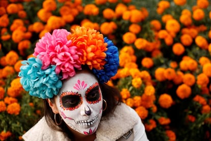 Uma mulher vestida como La Catrina. A cidade se decora com 'tagete patula' (também conhecida como cravo de defunto), uma flor de pétalas alaranjadas que enfeita as festas tradicionais em honra aos mortos de México.