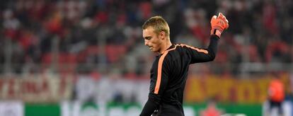 Cillessen calienta a Ter Stegen en el duelo ante el Olympiacos.