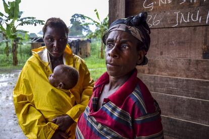 A la derecha en la imagen, Germaine Biwong, la partera de Kilombo, y su nuera Mirance Lana. Biwong recuerda otros tiempos. “Todo era selva y solo vivíamos nosotros, los pigmeos”. Un poco más allá de su casa está el río, que hacía de frontera con el poblado bantú. "Ellos estaban a un lado y nosotros a otro y nunca teníamos problemas”. Biwong denuncia que cuando se supo que Socapalm iba a llegar a la zona, los bantúes se apropiaron de sus tierras y las vendieron. "Y a nosotros no nos dieron nada”.