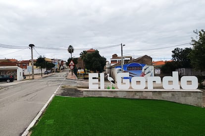 Entrada al pueblo de El Gordo, en Cáceres.