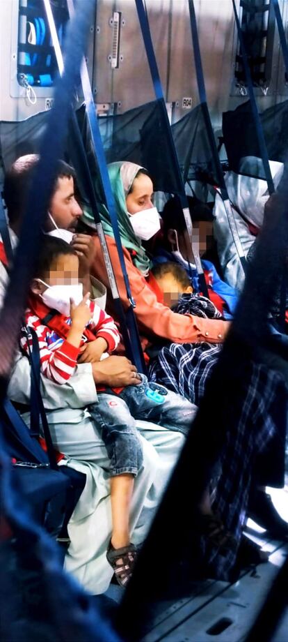 Entre los evacuados en el segundo avión español, hay numerosos niños. En la imagen, una familia momentos antes del despegue de la capital afgana.
