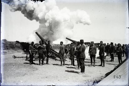 Bosch no tomó imágenes de la guerra, porque estaba en la retaguardia, aunque aquí se aprecia el fuego de los cañones en la guerra que los españoles libraron en el Rif.