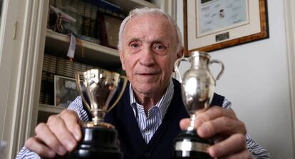 Pepe Santamar&iacute;a posa en su casa con las r&eacute;plicas de la Liga y de la Copa de Europa conseguidas en 1958. 