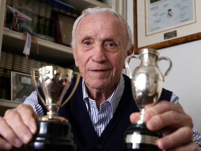 Pepe Santamaría posa en su casa con las réplicas de la Liga y de la Copa de Europa conseguidas en 1958.