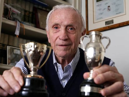 Pepe Santamar&iacute;a posa en su casa con las r&eacute;plicas de la Liga y de la Copa de Europa conseguidas en 1958. 