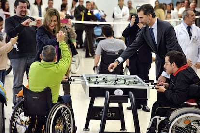 La reina Letizia celebra un tanto con un paciente del Hospital Nacional de Parapléjicos de Toledo durante una partida de futbolín con el rey Felipe dentro del acto conmemorativo del 40 aniversario del Hospital Nacional de Parapléjicos de Toledo, el 10 de febrero de 2015.