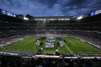 Miles de aficionados llenan las gradas del estadio Santiago Bernabéu durante la celebración de la Copa de Europa.