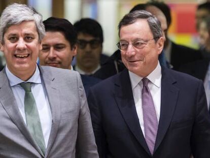 El nuevo presidente del Eurogrupo, M&aacute;rio Centeno (izquierda), y el presidente del BCE, Mario Draghi.