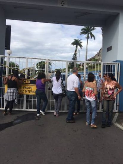 Familiares de PMs barram entrada e saída de veículos em um dos batalhões de Vitória.