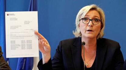 Marine Le Pen enseña una carta de Societe Generale, este miércoles, cerca de París.