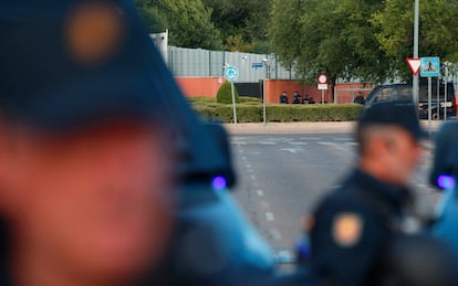Dispositivo policial frente a la puerta de entrada al recinto para inmigrantes de Alcalá de Henares.