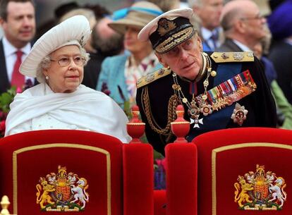 Felipe de Edimburgo junto a su mujer, la reina Isabel de Inglaterra durante la celebraci&oacute;n del Jubileo, el domingo 3 de junio de 2012