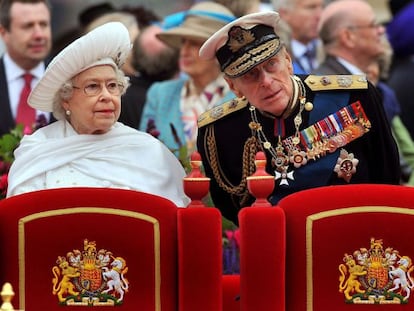 Felipe de Edimburgo junto a su mujer, la reina Isabel de Inglaterra durante la celebraci&oacute;n del Jubileo, el domingo 3 de junio de 2012