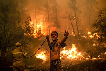 Un hombre intenta luchar contra los incendios forestales de agosto en la isla de Evia (Eubea), Grecia