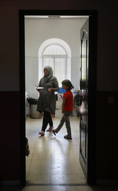 Muna y su hijo mediano, Ibrahim, en la cocina de la parroquia.