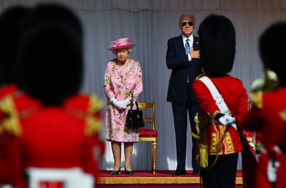 Isabel II recibe al presidente de los Estados Unidos, Joe Biden, este domingo en el Castillo de Windsor.