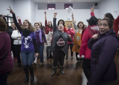 Después de los ensayos y de un día de concienciación, se respira euforia y muchas ganas de huelga cuando las asistentes cantan el himno de la huelga. Se vienen arriba sobre todo corean: "Este mundo no nos gusta, ¡y lo vamos a cambiar!".