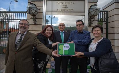 De izquierda a derecha Zósimo Álvarez, Cristina Paredero, Juan Pérez , Antonio Hinojosa y Maria del Mar Azaña, este viernes en La Moncloa, Madrid.