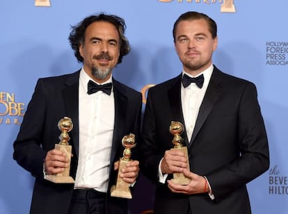 González Iñárritu i Leonardo Di Caprio amb els seus premis.