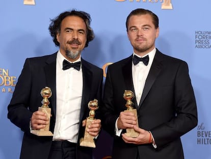 González Iñárritu i Leonardo Di Caprio amb els seus premis.