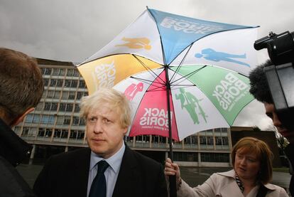 Los resultados de las elecciones del 1 de mayo de 2008 dieron como ganador a Boris Johnson con 1.168.738 votos. En la imagen, Johnson conversa con la prensa el 29 de abril de 2008.