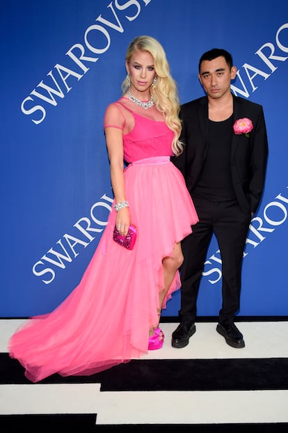 Gigi Gorgeous y Nicola Formichetti.