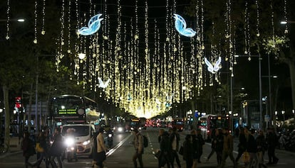 Iluminación navideña en el Paseo de Gràcia de Barcelona. 