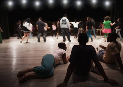 Adolescentes en el teatro. 