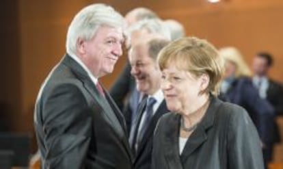 La canciller alemana Angela Merkel con el primer ministro del land de Hesse, Volker Bouffier.