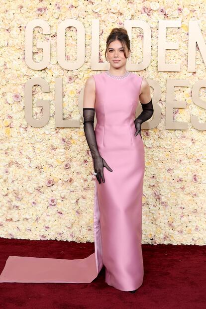 Hailee Steinfeld, muy elegante con este vestido rosa de Prada combinado con guantes largos semitransparentes.