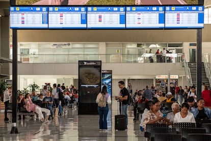 Pasajeros esperan sus vuelos en el aeropuerto Alfonso Bonilla Aragón en Cali (Colombia), el 23 de marzo de 2023.