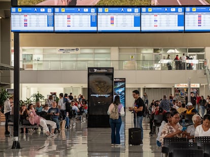 Pasajeros esperan sus vuelos en el aeropuerto Alfonso Bonilla Aragón en Cali (Colombia), el 23 de marzo de 2023.