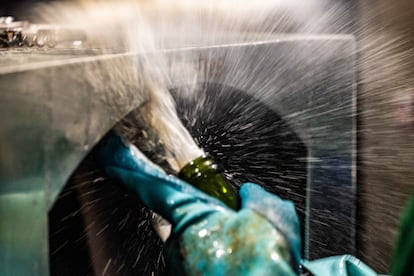 Un momento del degüelle de una botella de Mestres. Cada día se trabajan a mano 900 botellas.