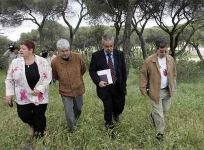 Ángel Pérez (tercero por la izquierda), durante su paseo por la Dehesa de la Villa.