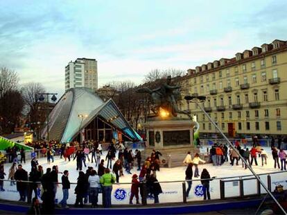 Pista de patinaje en la plaza de Solferino de Turín, la ciudad italiana que acoge los XX Juegos Olímpicos de Invierno (desde ayer hasta el 26 de febrero).