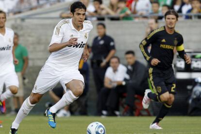 Kaká conduce el balón, en presencia de Beckham, en el amistoso que enfrentó al Madrid con los Galaxy.