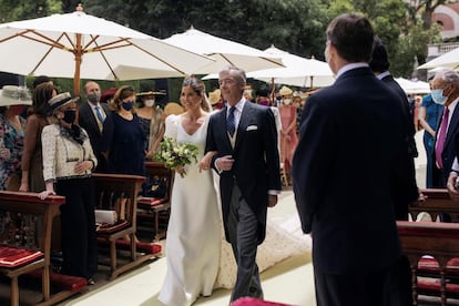 La novia, Belén Corsini, hace su entrada en los jardines del palacio de Liria acompañada por su padre, Juan Carlos Corsini Muñoz de Rivera.