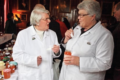 Eileen Wilson y Dorren Cameron, dos de las jueces del concurso de mermeladas, intercambian impresiones