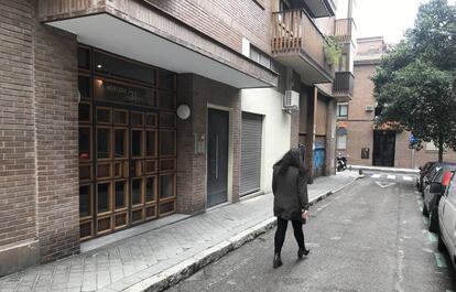 Una mujer pasa por delante del número 31 de la calle de Alonso Heredia.