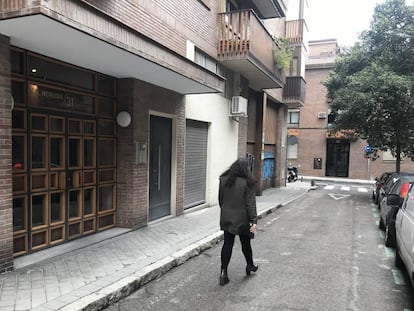 Una mujer pasa por delante del número 31 de la calle de Alonso Heredia.