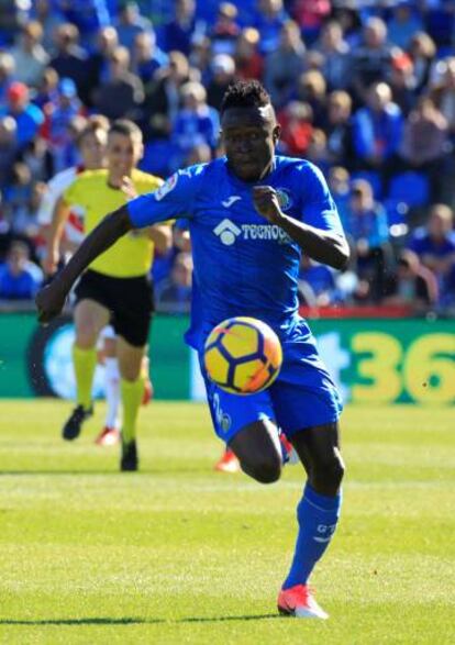 El defensa togolés del Getafe Djene Dakoman durante el partido ante el Alavés.