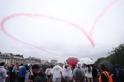 Un corazón gigante creado durante una acrobacia aérea engalana el cielo de París.  