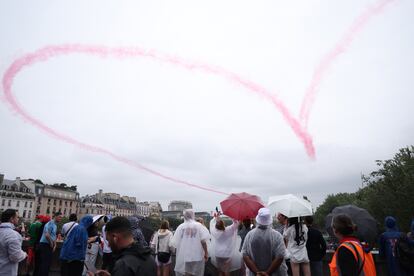 Un corazón gigante creado durante una acrobacia aérea engalana el cielo de París.  